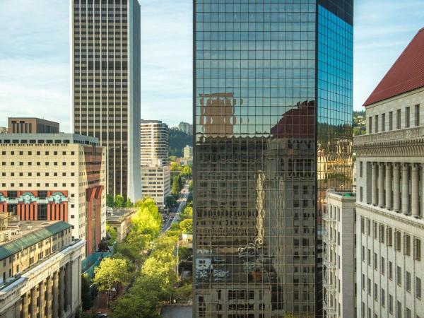 The Duniway Portland, A Hilton Hotel : photo 1 de la chambre hébergement lit king-size premier - vue sur ville