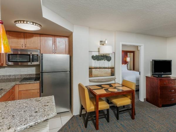 Residence Inn Orlando Airport : photo 5 de la chambre suite 1 chambre lit king-size avec canapé-lit