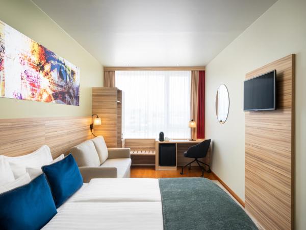 Leonardo Hotel Salzburg Airport : photo 1 de la chambre chambre triple supérieure