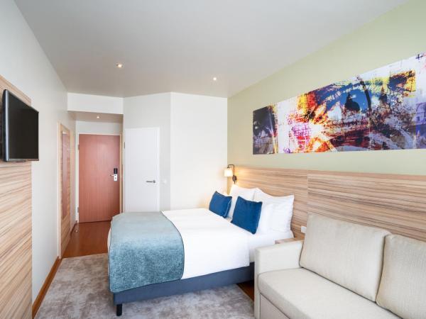 Leonardo Hotel Salzburg Airport : photo 2 de la chambre chambre triple supérieure