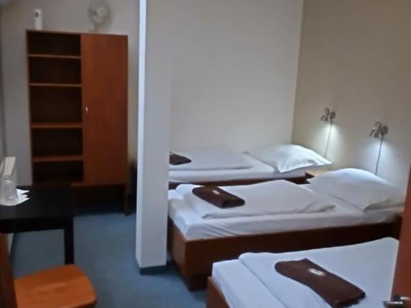 Beta Pension : photo 1 de la chambre chambre triple avec salle de bains privative séparée