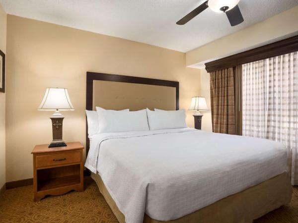 Homewood Suites by Hilton Dallas-Park Central Area : photo 5 de la chambre king suite with tub - mobility accessible