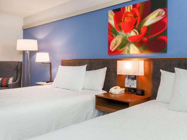 Hilton Garden Inn Dallas/Market Center : photo 1 de la chambre chambre deluxe avec 2 lits queen-size