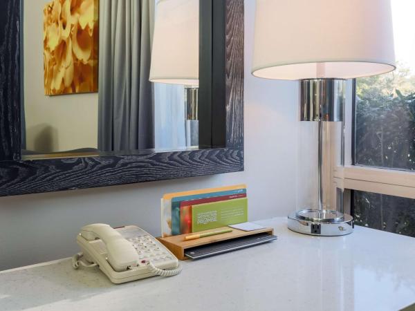 Hilton Garden Inn Dallas/Market Center : photo 3 de la chambre chambre lit king-size - pour personnes malentendantes