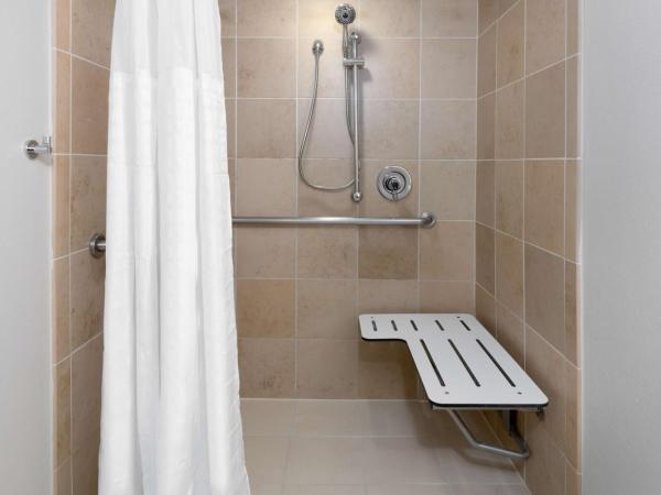 Embassy Suites Dallas - Park Central Area : photo 4 de la chambre one-bedroom king suite with roll-in shower - mobility access/non-smoking