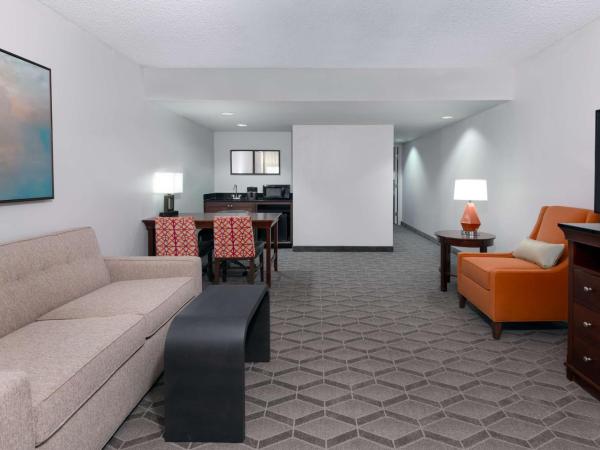 Embassy Suites Dallas - Park Central Area : photo 1 de la chambre chambre lit king-size - accessible aux personnes à mobilité réduite - non-fumeurs