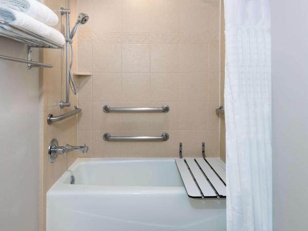 Embassy Suites Dallas - Park Central Area : photo 4 de la chambre chambre lit king-size - accessible aux personnes à mobilité réduite - non-fumeurs