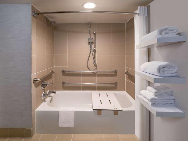 Hampton Inn & Suites Denver-Cherry Creek : photo 4 de la chambre chambre lit king-size avec baignoire - accessible aux personnes à mobilité réduite
