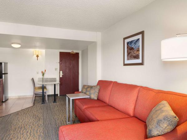 Hampton Inn & Suites Denver-Cherry Creek : photo 1 de la chambre suite king 1 chambre avec balcon