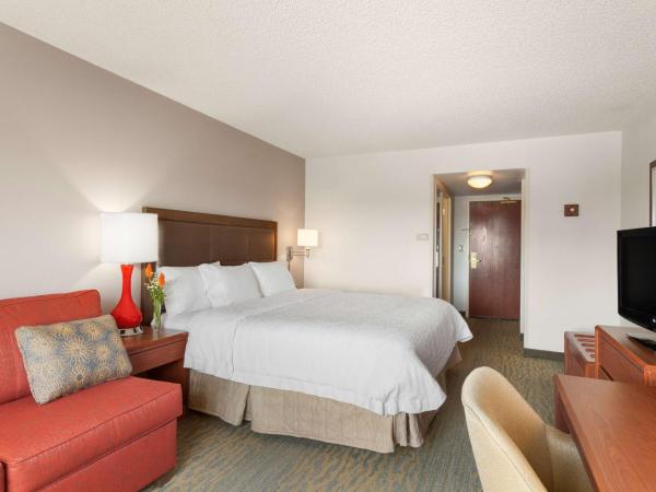 Hampton Inn & Suites Denver-Cherry Creek : photo 3 de la chambre hébergement avec lit king-size et bureau