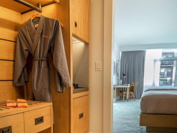 Canopy By Hilton Dallas Uptown : photo 3 de la chambre chambre avec 2 lits queen-size et terrasse