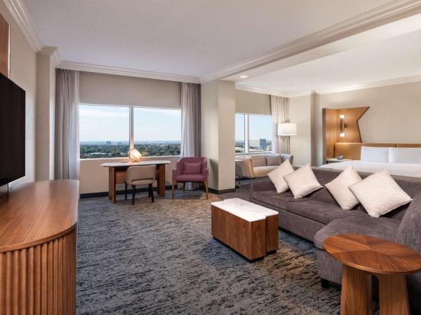 Hilton Dallas Lincoln Centre : photo 1 de la chambre studio supérieur avec lit king-size - vue sur ville