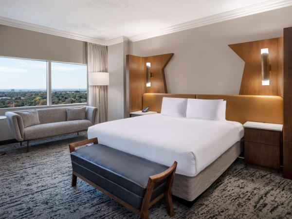 Hilton Dallas Lincoln Centre : photo 2 de la chambre studio supérieur avec lit king-size - vue sur ville