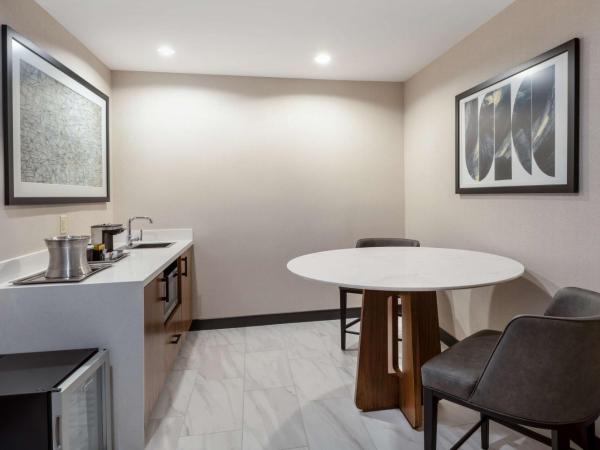 Hilton Dallas Lincoln Centre : photo 3 de la chambre studio supérieur avec lit king-size - vue sur ville