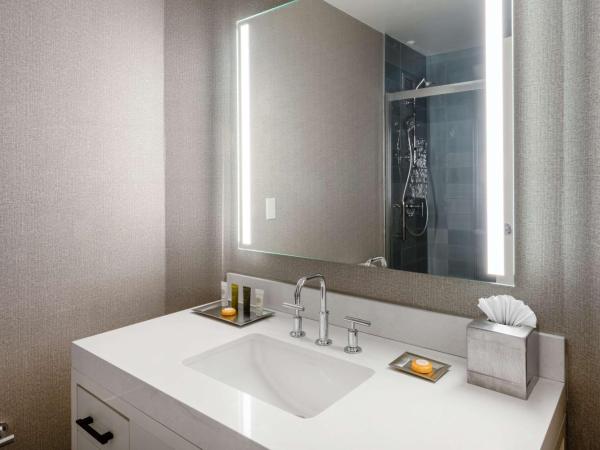 Hilton Dallas Lincoln Centre : photo 4 de la chambre studio supérieur avec lit king-size - vue sur ville