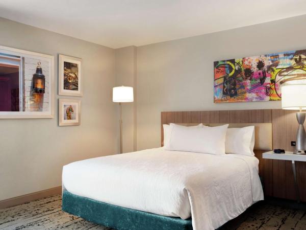 Hilton Garden Inn New Orleans Convention Center : photo 1 de la chambre chambre lit king-size avec baignoire - accessible aux personnes à mobilité réduite et adaptée aux personnes malentendantes