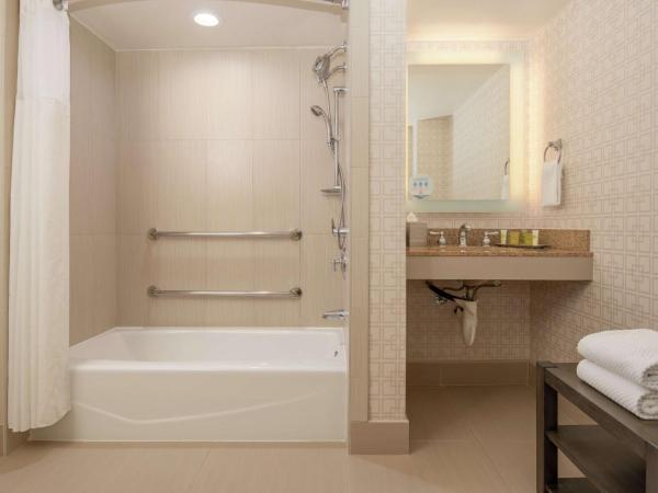 Hilton San Diego/Del Mar : photo 3 de la chambre chambre lit king-size avec baignoire - accessible aux personnes à mobilité réduite