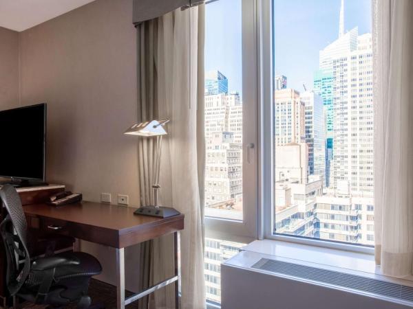 Hilton Garden Inn West 35th Street : photo 1 de la chambre chambre lit king-size - vue sur ville