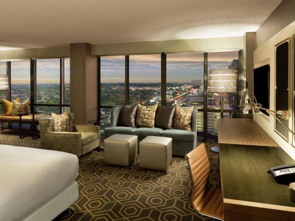 DoubleTree by Hilton Hotel Dallas Campbell Centre : photo 1 de la chambre chambre lit queen-size avec douche accessible en fauteuil roulant - adaptée aux personnes à mobilité réduite/non-fumeurs
