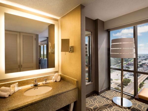 DoubleTree by Hilton Hotel Dallas Campbell Centre : photo 5 de la chambre suite junior lit king-size - non-fumeurs