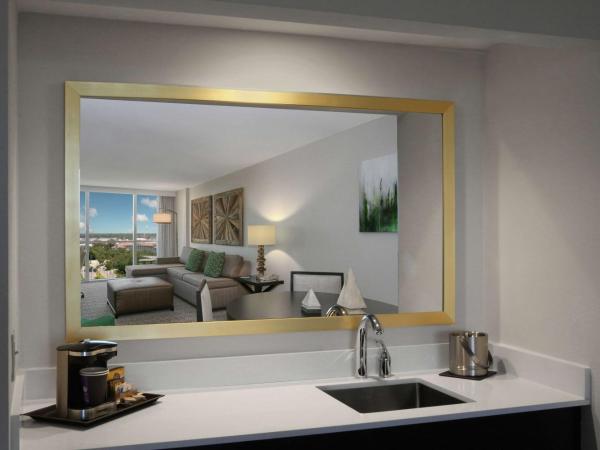 DoubleTree by Hilton at the Entrance to Universal Orlando : photo 2 de la chambre chambre avec salon et canapé-lit