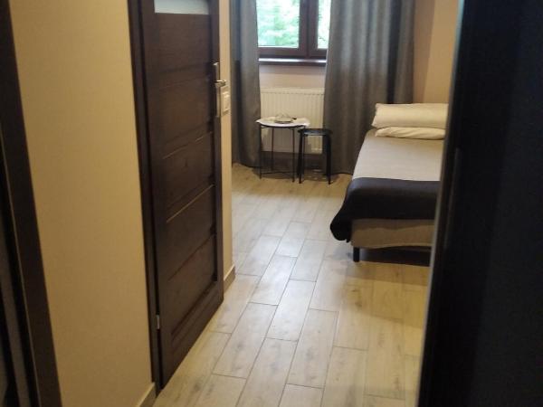 Hotelik rodzinny 365 pokoje z łazienkami : photo 8 de la chambre chambre lits jumeaux avec salle de bains