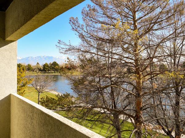 DoubleTree by Hilton Hotel Salt Lake City Airport : photo 1 de la chambre chambre double avec 2 lits doubles et balcon