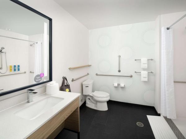 Tru By Hilton Denver Airport Tower Road : photo 1 de la chambre queen room with two queen beds and accessible tub - mobility access