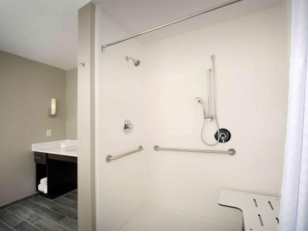Homewood Suites San Antonio Airport : photo 5 de la chambre studio lit king-size avec douche accessible en fauteuil roulant - adapté aux personnes à mobilité réduite/malentendantes - non-fumeurs