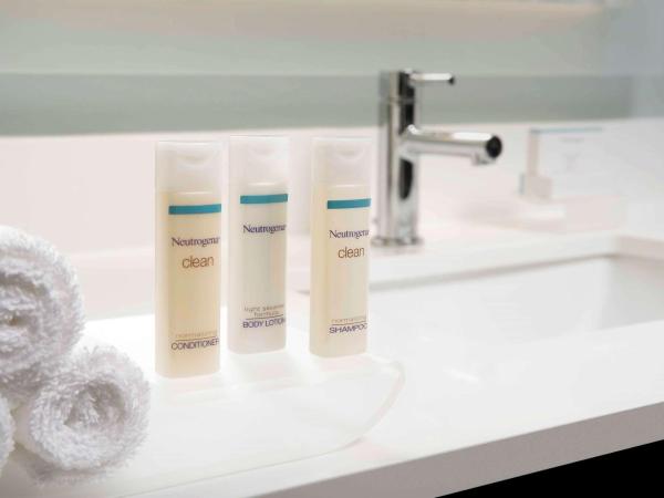 Homewood Suites San Antonio Airport : photo 6 de la chambre studio lit king-size avec douche accessible en fauteuil roulant - adapté aux personnes à mobilité réduite/malentendantes - non-fumeurs