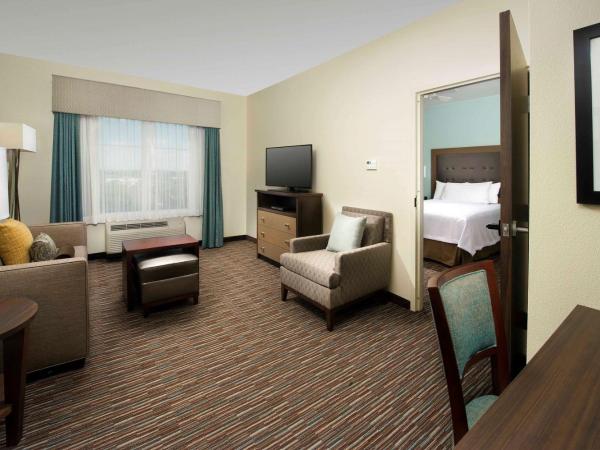 Homewood Suites San Antonio Airport : photo 2 de la chambre studio lit king-size avec douche accessible en fauteuil roulant - adapté aux personnes à mobilité réduite/malentendantes - non-fumeurs