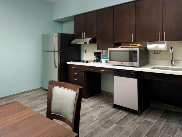 Homewood Suites San Antonio Airport : photo 3 de la chambre studio lit king-size avec douche accessible en fauteuil roulant - adapté aux personnes à mobilité réduite/malentendantes - non-fumeurs