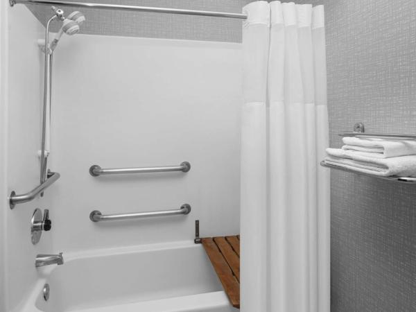Hampton Inn Phoenix - Biltmore : photo 4 de la chambre king room with accessible tub - mobility and hearing access/non-smoking