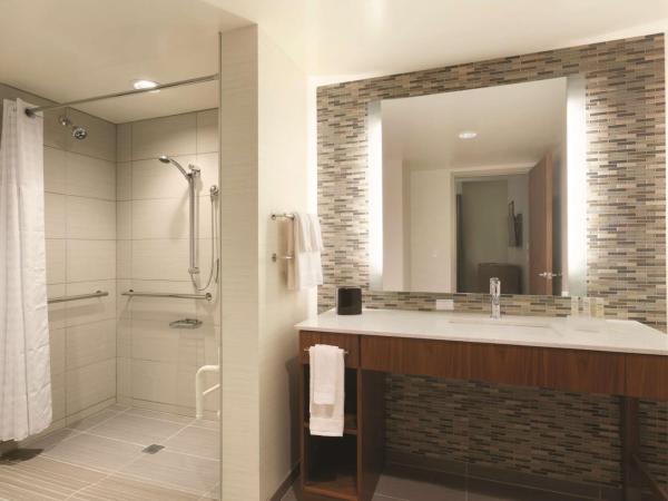 Homewood Suites by Hilton Pittsburgh Downtown : photo 4 de la chambre king suite with roll-in shower - mobility and hearing access/non-smoking