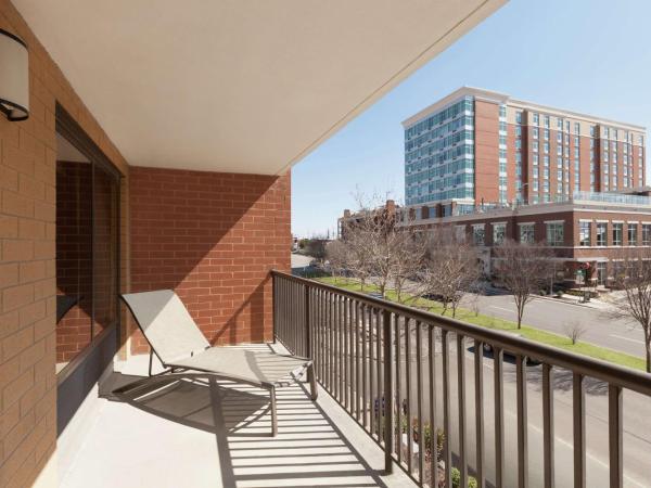 Hampton Inn & Suites Nashville-Downtown : photo 1 de la chambre studio lit king-size avec canapé-lit - non-fumeurs