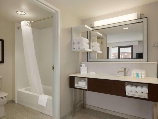 Hampton Inn & Suites Nashville-Downtown : photo 5 de la chambre chambre avec 2 grands lits queen-size