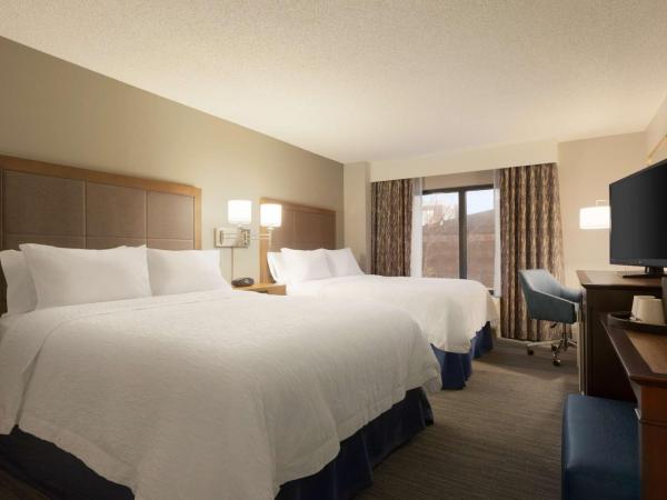 Hampton Inn & Suites Nashville-Downtown : photo 2 de la chambre chambre avec 2 grands lits queen-size