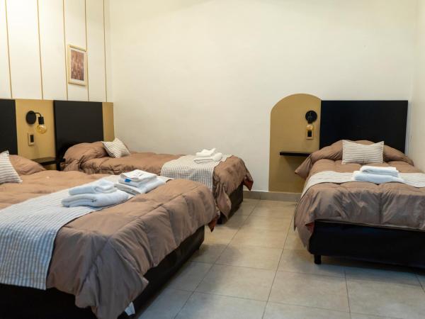 Hotel del Tren : photo 4 de la chambre chambre quadruple avec salle de bains privative