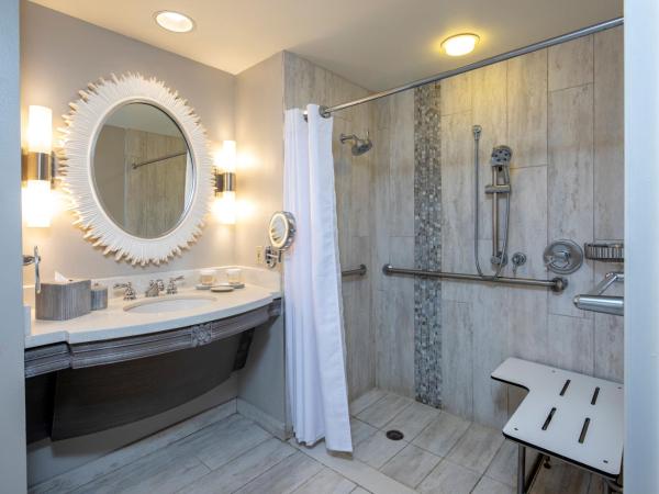 Universal's Loews Royal Pacific Resort : photo 2 de la chambre chambre standard 2 lits queen-size pour personnes à mobilité réduite avec douche accessible en fauteuil roulant (inclut le pass illimité universal express gratuit)