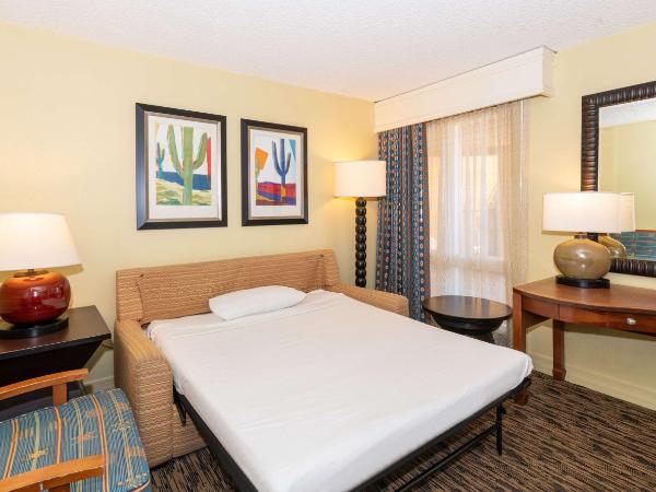 Hilton Phoenix Resort at the Peak : photo 3 de la chambre suite 1 chambre lit king-size avec douche accessible en fauteuil roulant - adaptée aux personnes à mobilité réduite/malentendantes