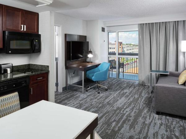 Hampton Inn & Suites Memphis-Beale Street : photo 2 de la chambre suite lit king-size avec balcon - non-fumeurs