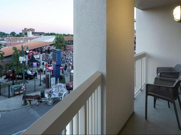 Hampton Inn & Suites Memphis-Beale Street : photo 3 de la chambre chambre lit king-size avec balcon - non-fumeurs