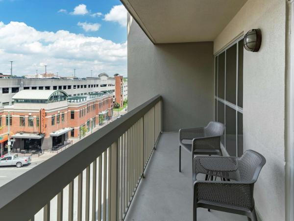 Hampton Inn & Suites Memphis-Beale Street : photo 1 de la chambre suite 1 chambre lit king-size avec canapé-lit