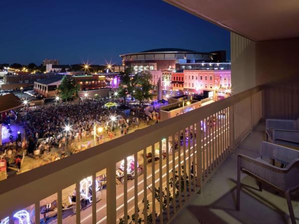 Hampton Inn & Suites Memphis-Beale Street : photo 3 de la chambre suite lit king-size avec balcon - non-fumeurs