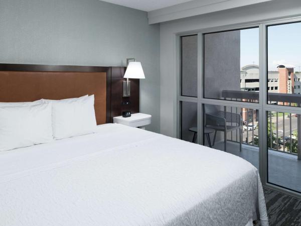 Hampton Inn & Suites Memphis-Beale Street : photo 4 de la chambre suite lit king-size avec balcon - non-fumeurs