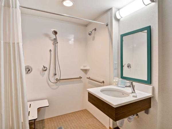 Hampton Inn Memphis Poplar : photo 3 de la chambre one queen mobility / hearing accessible roll in shower non-shower