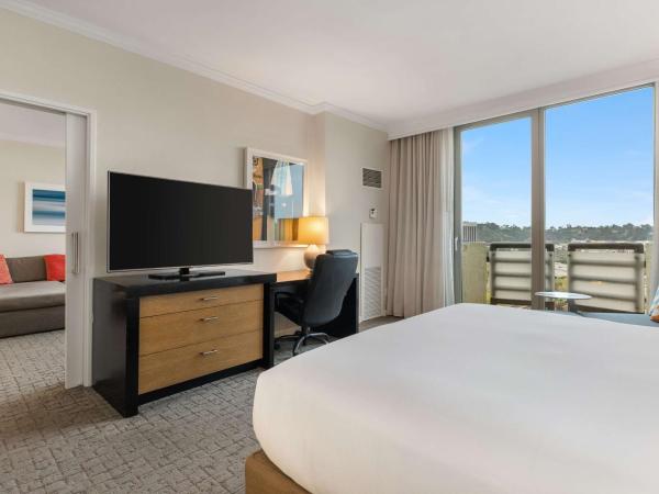 DoubleTree by Hilton San Diego-Mission Valley : photo 2 de la chambre suite 2 pièces avec lit king-size et balcon