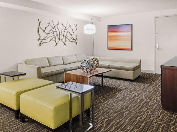 Hilton Salt Lake City Center : photo 2 de la chambre suite junior lit king-size avec coin salon