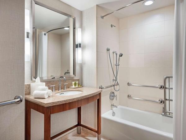 Hilton San Diego Bayfront : photo 5 de la chambre chambre lit king-size avec baignoire - accessible aux personnes à mobilité réduite