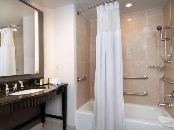 Hilton Baltimore Inner Harbor : photo 4 de la chambre chambre lit king-size avec baignoire - accessible aux personnes à mobilité réduite